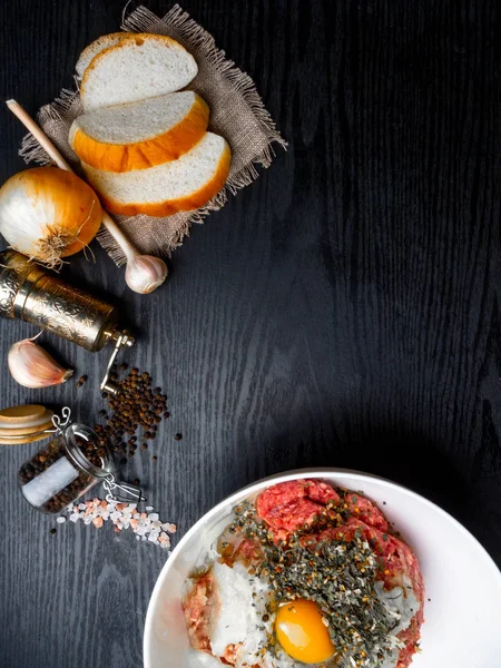 taze soğan, sarımsak, ahşap arka plan üzerinde otlar ile kıyma