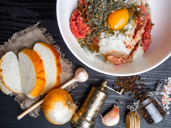 taze soğan, sarımsak, ahşap arka plan üzerinde otlar ile kıyma