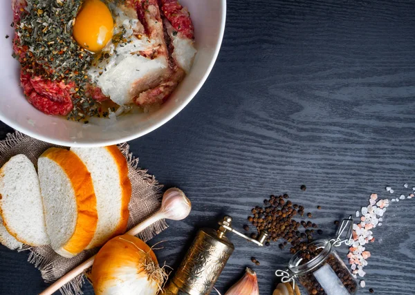 taze soğan, sarımsak, ahşap arka plan üzerinde otlar ile kıyma