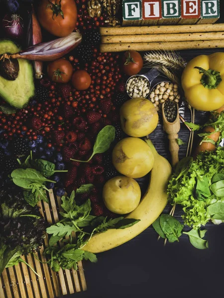 Ballaststoffreiche Lebensmittel. gesundes ausgewogenes Ernährungskonzept. Ansicht von oben — Stockfoto