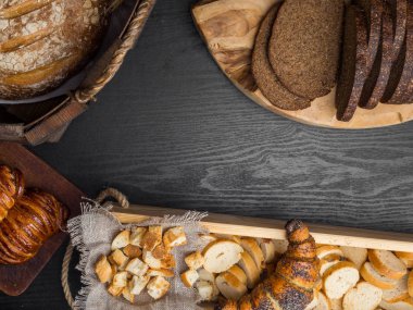 farklı taze ekmek kraker tatlı rulo ahşap bir masa üzerinde yalan