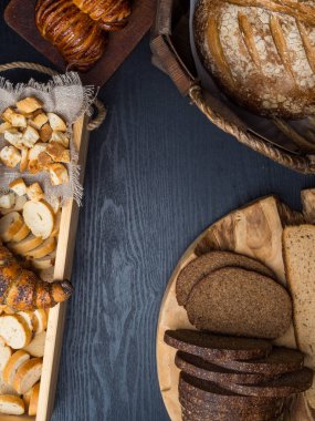 farklı taze ekmek kraker tatlı rulo ahşap bir masa üzerinde yalan