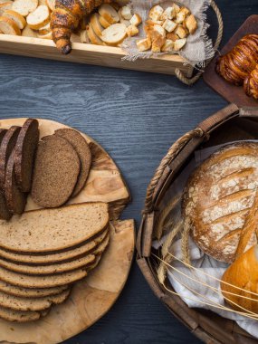 Ahşap bir masanın üzerinde yatan taze ekmek çeşitli