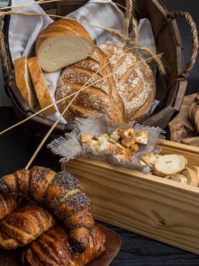 Ahşap bir masanın üzerinde yatan taze ekmek çeşitli