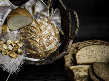 Ahşap masa üzerinde taze ekmek farklı türde. Seletive odak, metin için Boşluk