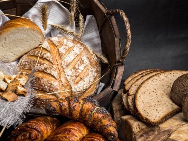 Fırın, altın rustik kabuklu ekmek ve çörekler