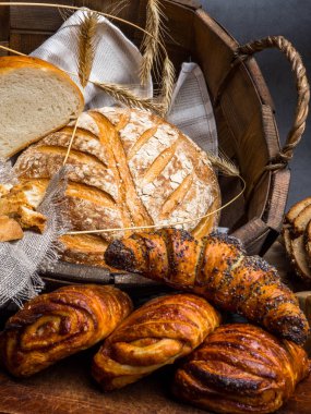 Fırın, altın rustik kabuklu ekmek ve çörekler