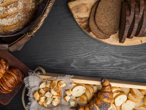 farklı taze ekmek kraker tatlı rulo ahşap bir masa üzerinde yalan