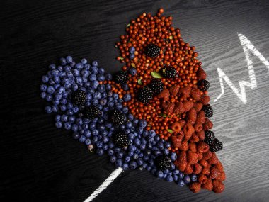 Yaban mersini, kızılcık, böğürtlen, ahşap arka plan üzerinde ahududu, kopya alanı, Lif, vitamin ve antioksidanlar zengin gıda, Detoks kavramı gibi karışık çilek Kalp