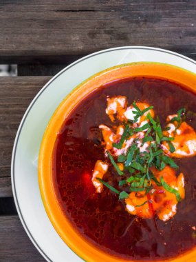 Borsch - koyu ahşap arka plan üzerinde geleneksel Rus Pancar çorbası. Üstten görünüm. Kopya alanı.