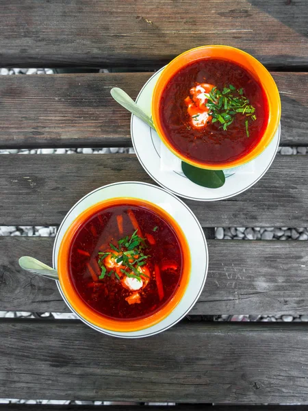 Homemade rosyjski, ukraiński i Polski-krajowe zupa - barszcz czerwony wykonane z beetrot, warzywa i mięso z kwaśną śmietaną na szarym tle drewnianych — Zdjęcie stockowe