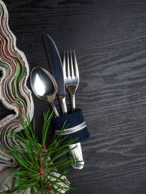 Noel süslemeleri ile masa ayarı, üst görünüm