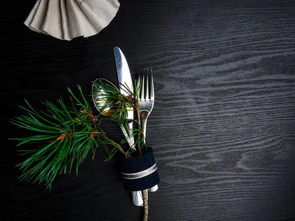 Різдвяний стіл в срібному тоні на дерев'яному столі — стокове фото