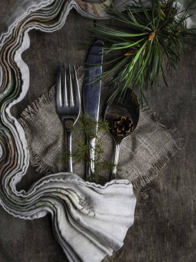 Noel süslemeleri ile masa ayarı, üst görünüm