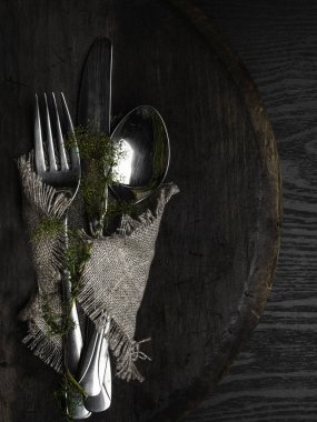 Rustik Eski Ahşap Masa üzerinde Çatal Bıçak Takımı