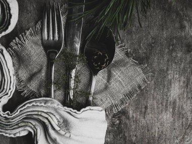 Koyu ahşap masada Noel gümüş, kopya alanı.