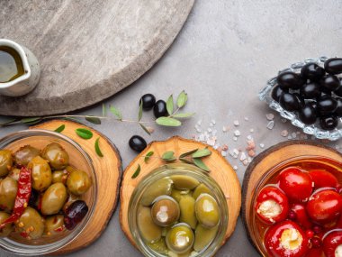 İtalyan gıda arka plan, biber ve yeşil zeytin ile, peynir, siyah zeytin, ahşap arka plan üzerinde zeytinyağı ile doldurulmuş.