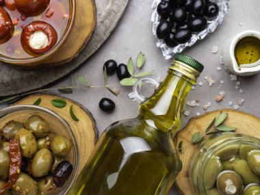 İtalyan gıda arka plan, biber ve yeşil zeytin ile, peynir, siyah zeytin, ahşap arka plan üzerinde zeytinyağı ile doldurulmuş.