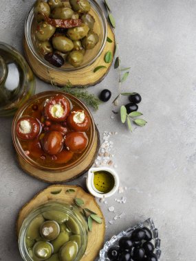 Beton arka plan kopyalama alanı üzerinde Zeytin, Zeytinyağı, Peynir ile İtalyan gıda