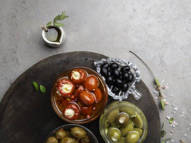 İtalyan gıda arka plan, biber ve yeşil zeytin ile, peynir, siyah zeytin, ahşap arka plan üzerinde zeytinyağı ile doldurulmuş.