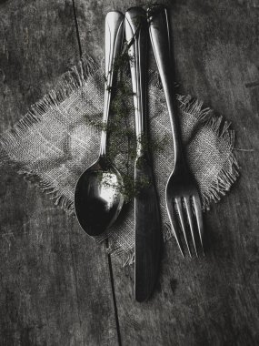 çatal Bıçak, çatal, eski bir ahşap masa üzerinde kaşık yeşil dalı, tonda Üst görünüm, düz yatıyordu, kopya alanı