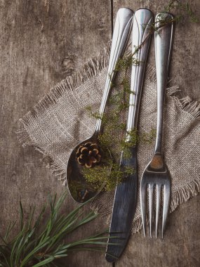 Ahşap tahta üzerinde Noel masa çatal yer ayarı