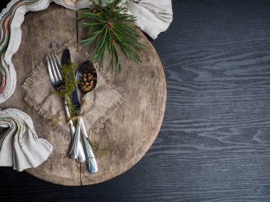 Noel süslemeleri ile masa ayarı, üst görünüm