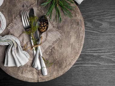 Noel süslemeleri ile masa ayarı, üst görünüm