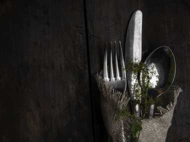 Rustik Eski Ahşap Masa üzerinde Çatal. Düğün. Ziyafet.