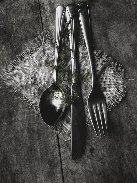 çatal Bıçak, çatal, eski bir ahşap masa üzerinde kaşık yeşil dalı, tonda Üst görünüm, düz yatıyordu, kopya alanı