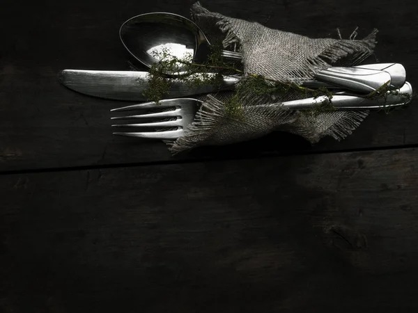 Rustik Eski Ahşap Masa üzerinde Çatal. Düğün. Ziyafet.