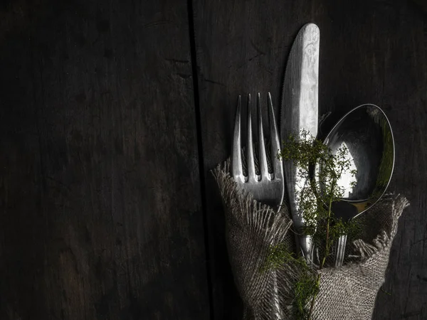 Rustik Eski Ahşap Masa üzerinde Çatal. Düğün. Ziyafet.