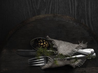 Koyu ahşap masada Noel gümüş., koni ile, Üst görünüm, kopya alanı.