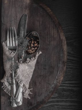 Koyu ahşap masada Noel gümüş., koni ile, Üst görünüm, kopya alanı.