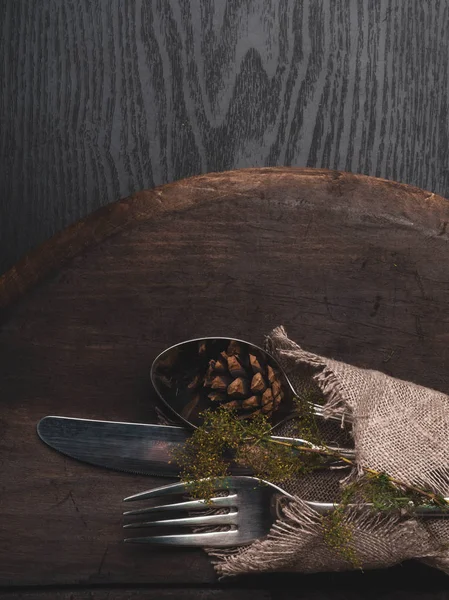 Koyu ahşap masada Noel gümüş. Üst görünüm, kopyalama alanı.