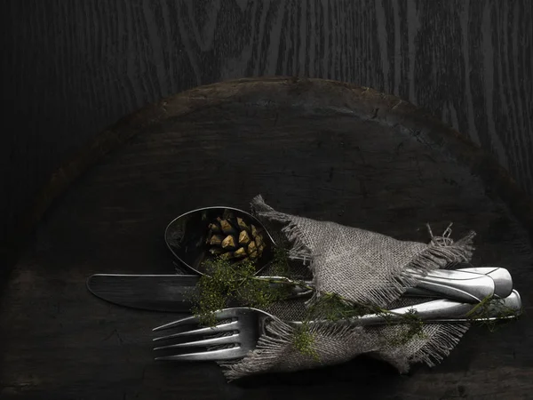 Koyu ahşap masada Noel gümüş., koni ile, Üst görünüm, kopya alanı.