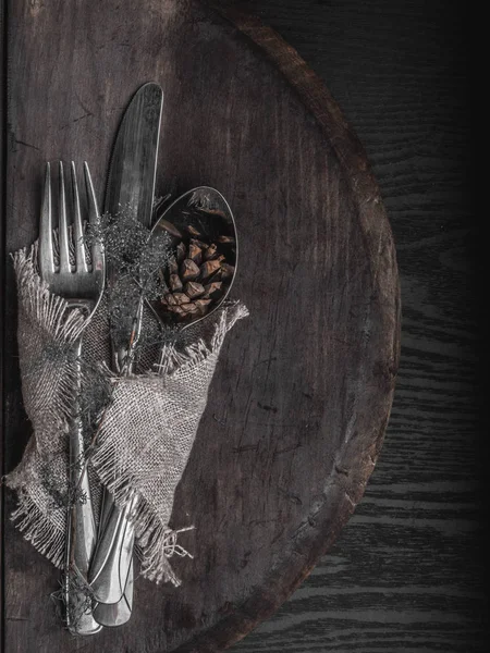 Koyu ahşap masada Noel gümüş., koni ile, Üst görünüm, kopya alanı.