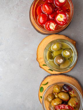 Antipasti Meze tatlı kiraz biber yumuşak peynir beyaz peynir ile doldurulmuş, ahşap tahtalar üzerinde yağ ile zeytin, kopya alanı