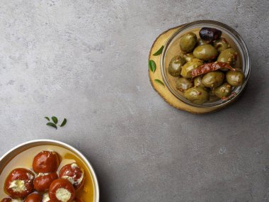 Zeytin ile İtalyan gıda maddeleri arka plan, peynir biber ile yağ kırmızı maddeleri