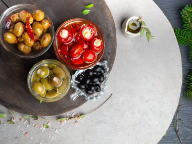İtalyan gıda arka plan, biber ve yeşil zeytin ile, peynir, siyah zeytin, zeytinyağı ve yeşil ladin veya köknar dalı ile doldurulmuş