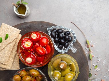 Kraker, zeytinyağı, gri taş kayrak üzerinde peynir, zeytin ve otlar ile doldurulmuş mini biber ile İtalyan gıda maddeleri arka plan