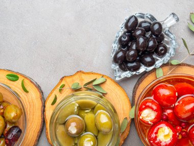 otlar ile zeytinyağı zeytin karışımı, gri arka plan peynir ile doldurulmuş kırmızı biber