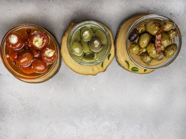 Antipasti Vorspeise Süßkirschpaprika gefüllt mit Weichkäse-Feta, Oliven mit Öl auf Holzbrettern, Kopierraum — Stockfoto