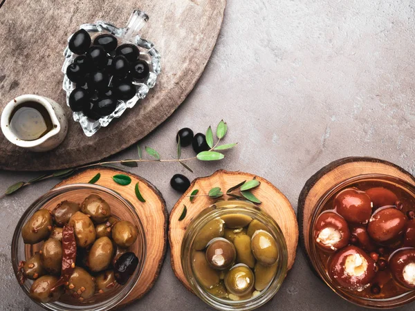 otlar ile zeytinyağı zeytin karışımı, kırmızı biber gri arka plan peynir ile doldurulmuş, tonda