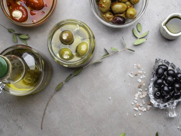 İtalyan gıda arka plan, biber ve yeşil zeytin ile, peynir, siyah zeytin, ahşap arka plan üzerinde zeytinyağı ile doldurulmuş.