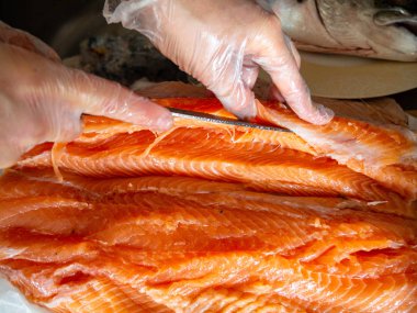 Masada bıçakla balık kesen işçilerin ellerinin kapatılması