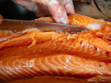 Masabaşında bıçakla balık kesen işçilerin ellerinin kapatılması, seçici odak