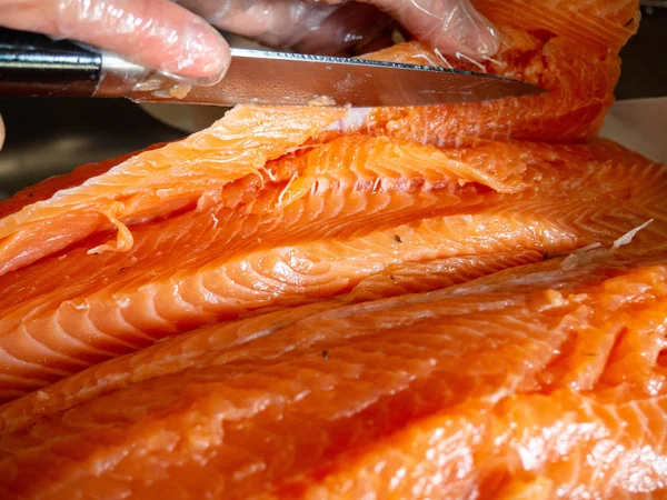 Masada bıçakla balık kesen işçilerin ellerinin kapatılması