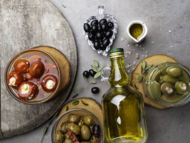 Beton arka plan kopyalama alanı üzerinde Zeytin, Zeytinyağı, Peynir ile İtalyan gıda