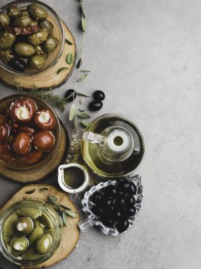 İtalyan gıda arka plan, biber ve yeşil zeytin ile, peynir, siyah zeytin, ahşap arka plan üzerinde zeytinyağı ile doldurulmuş.